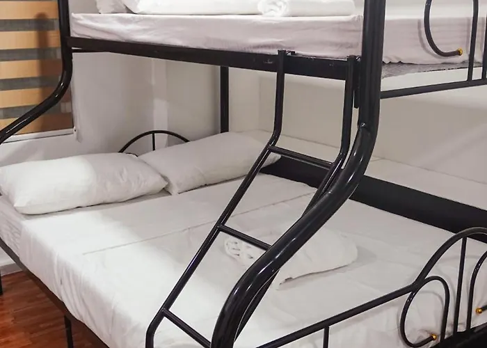 Apartment Modern For Group, With Kitchen, Wi-fi & Netflix, Near Mrt Boni Manila