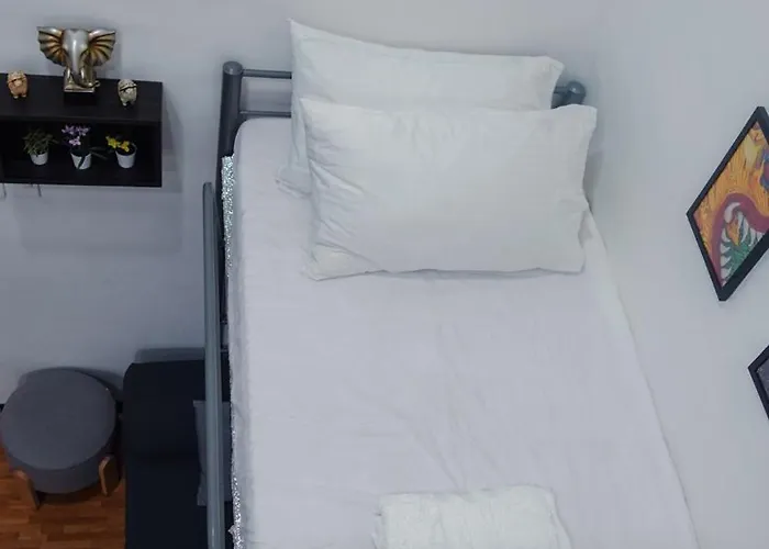 Apartment Modern For Group, With Kitchen, Wi-fi & Netflix, Near Mrt Boni